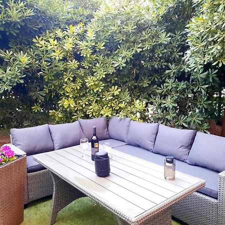 Split Symphony Veranda: Modern, New Apartment Exterior foto