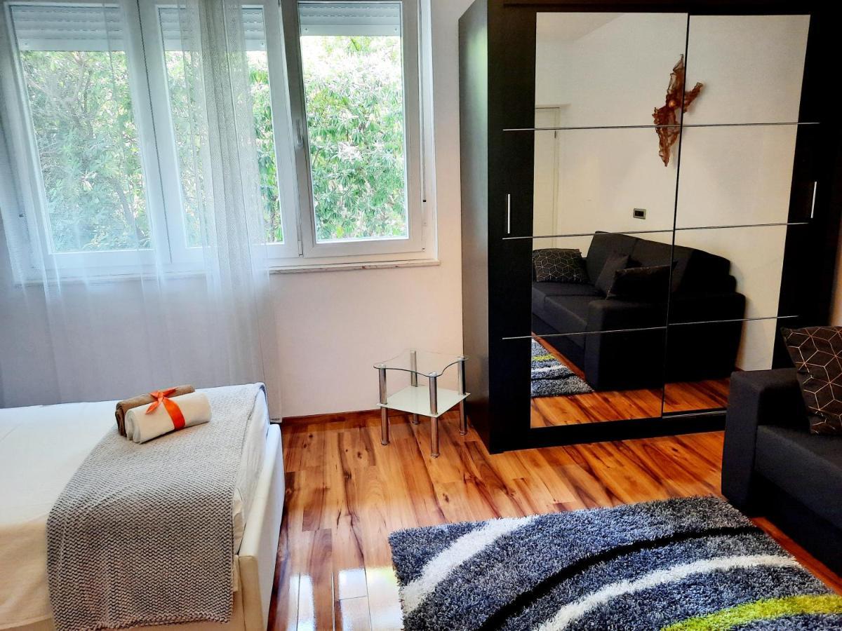 Split Symphony Veranda: Modern, New Apartment Exterior foto