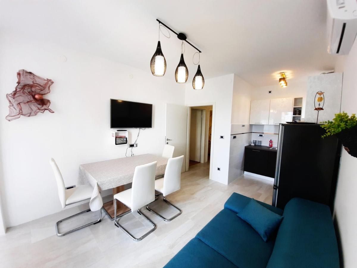 Split Symphony Veranda: Modern, New Apartment Exterior foto
